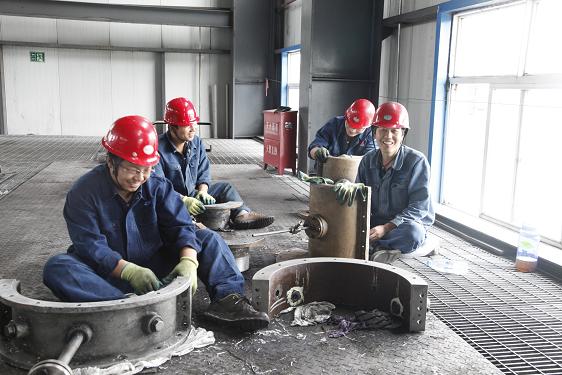 離心壓縮機的檢修是一項精細而又繁重的工作。檢修車間工作人員和制氫車間姬智裕等正在清理設備零件。
