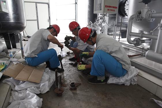 公用車間劉建剛、霍樂樂、張衛(wèi)強檢修制氮機絲杠壓蓋